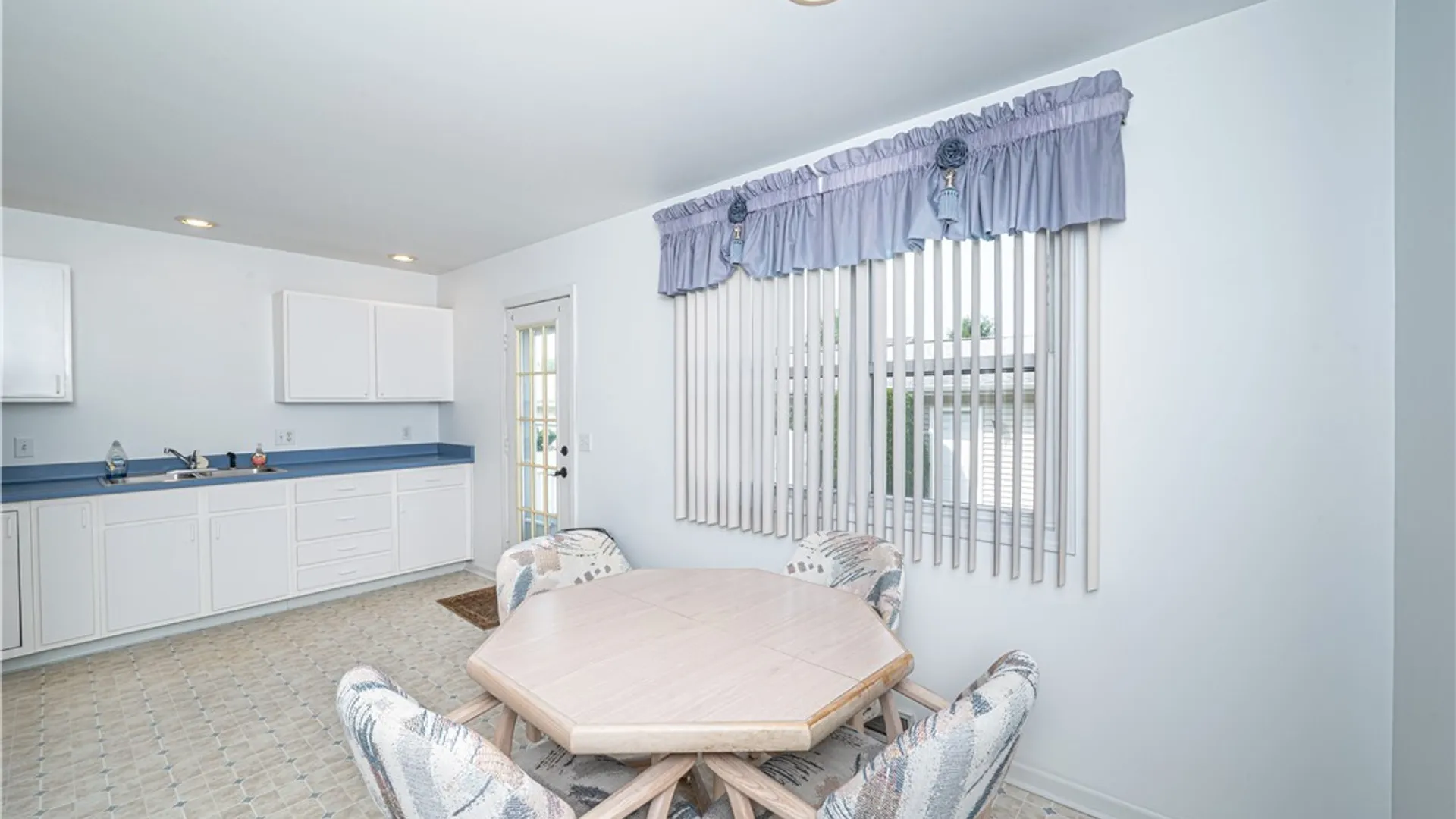 Property at 7 Queens Guard Walk, Tonawanda, NY 14150 10