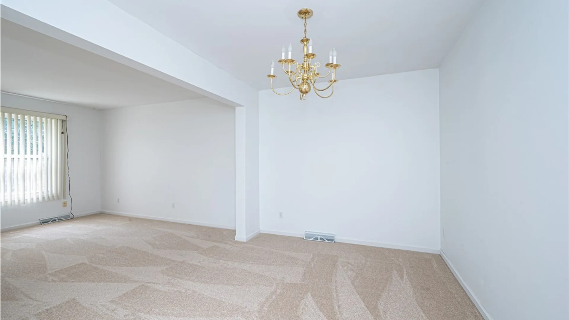 Property at 7 Queens Guard Walk, Tonawanda, NY 14150 21