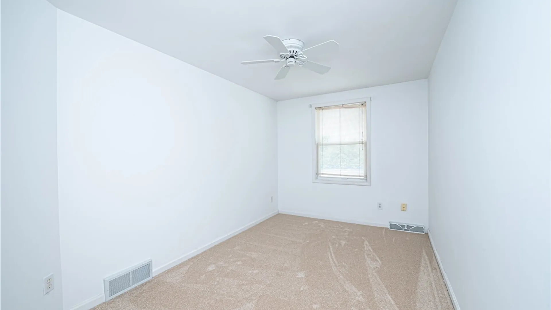 Property at 7 Queens Guard Walk, Tonawanda, NY 14150 26