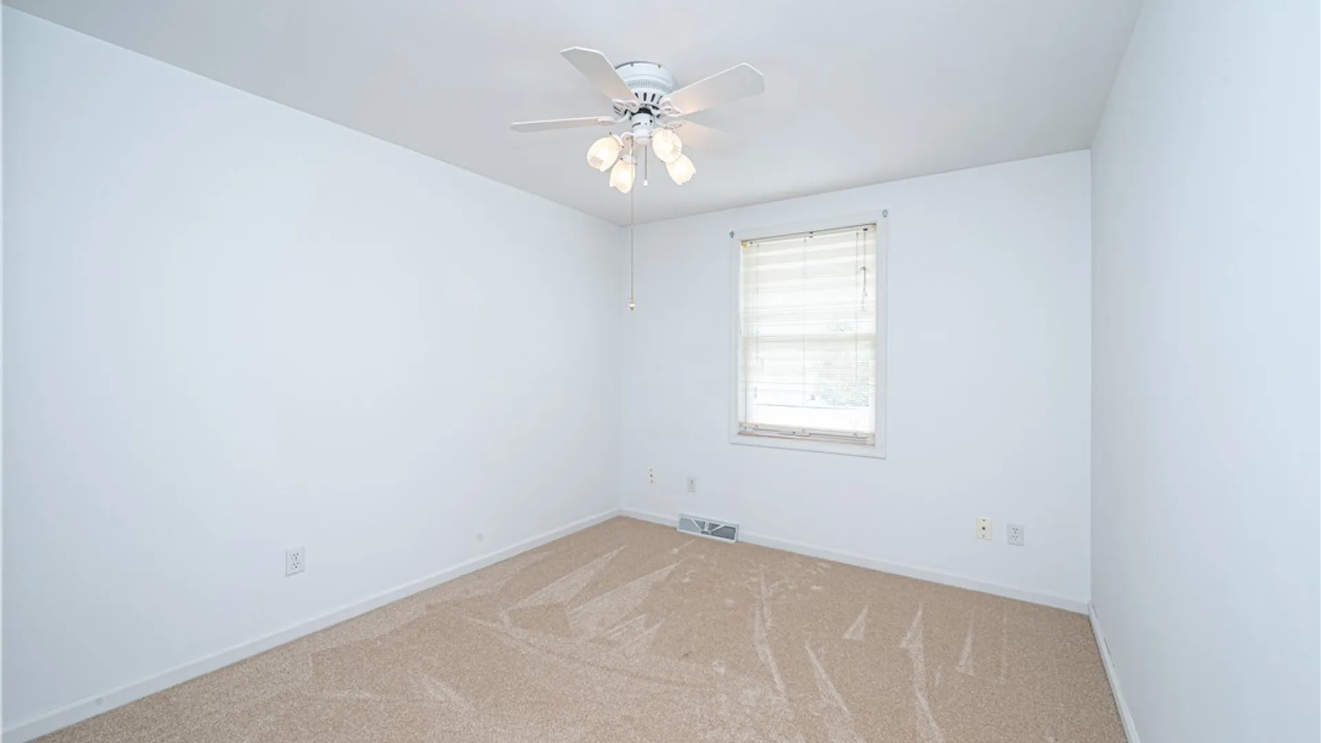 Property at 7 Queens Guard Walk, Tonawanda, NY 14150 28