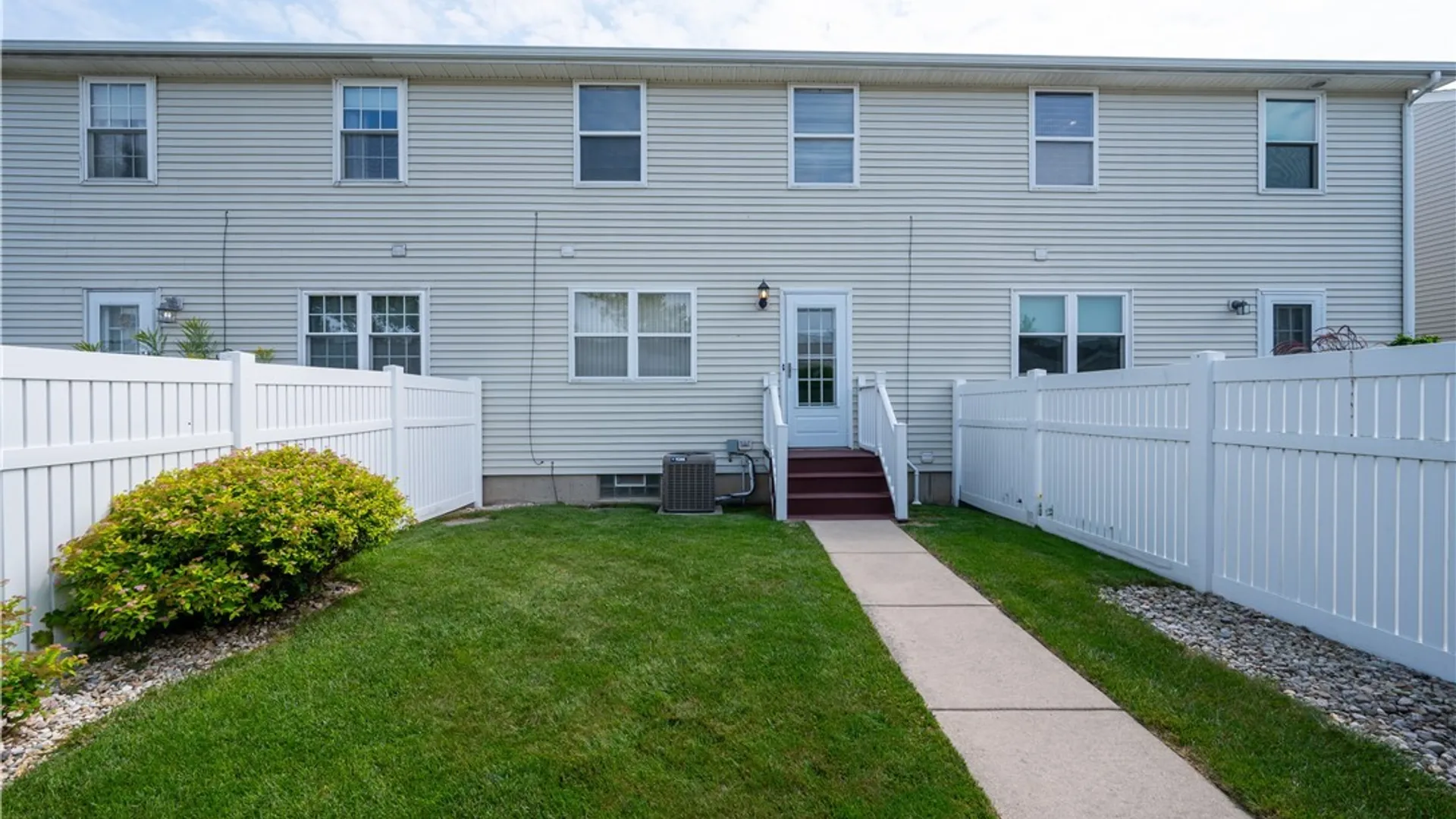 Property at 7 Queens Guard Walk, Tonawanda, NY 14150 33