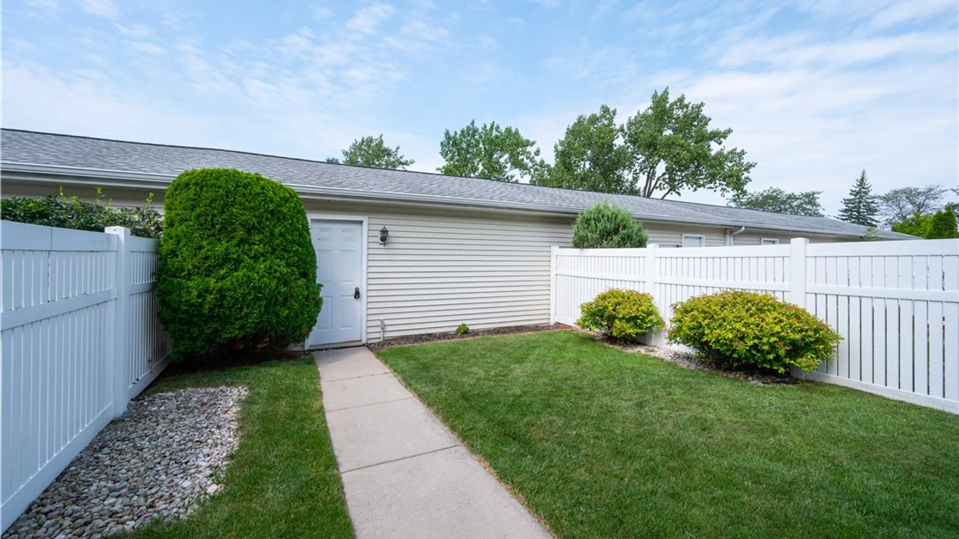 Property at 7 Queens Guard Walk, Tonawanda, NY 14150 35