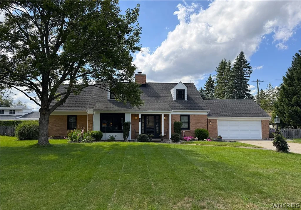 Property at 4262 W Susan Drive, Clarence, NY 14221