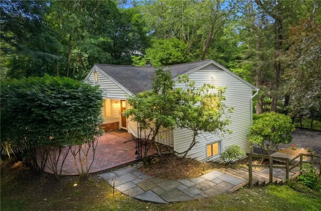 Property at 2 Red Fox Run, Perinton, NY 14534