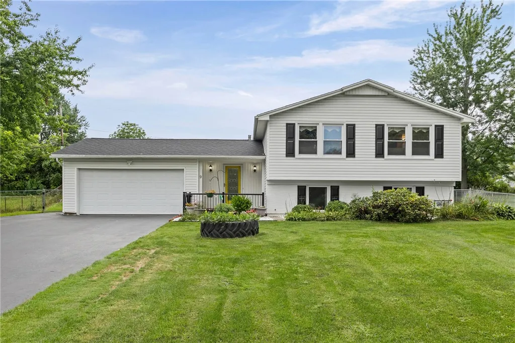 Property at 9 Chiswick Circle, Chili, NY 14624