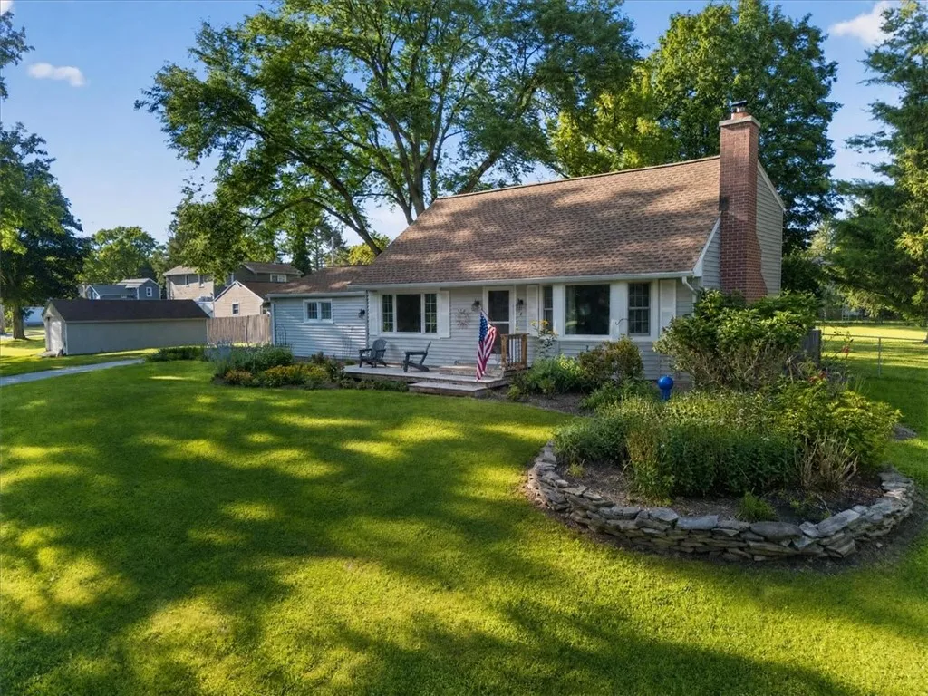 Property at 4 Briarwood Lane, Perinton, NY 14450