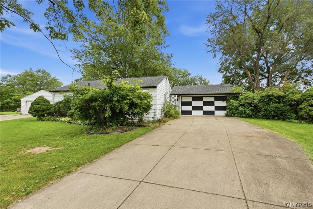 Property at 22 Cornell Court, Tonawanda, NY 14150