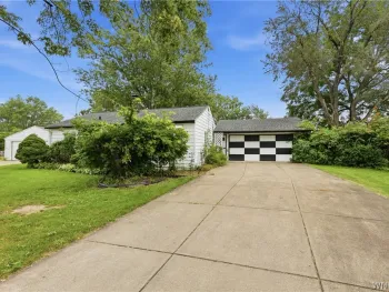 Property at 22 Cornell Court, Tonawanda, NY 14150
