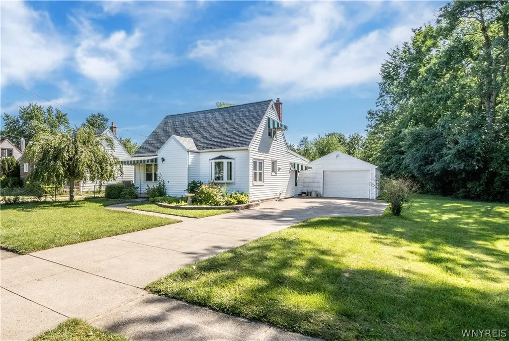 Property at 409 Ivyhurst Rd N, Amherst, NY 14226