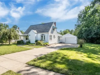Property at 409 Ivyhurst Rd N, Amherst, NY 14226