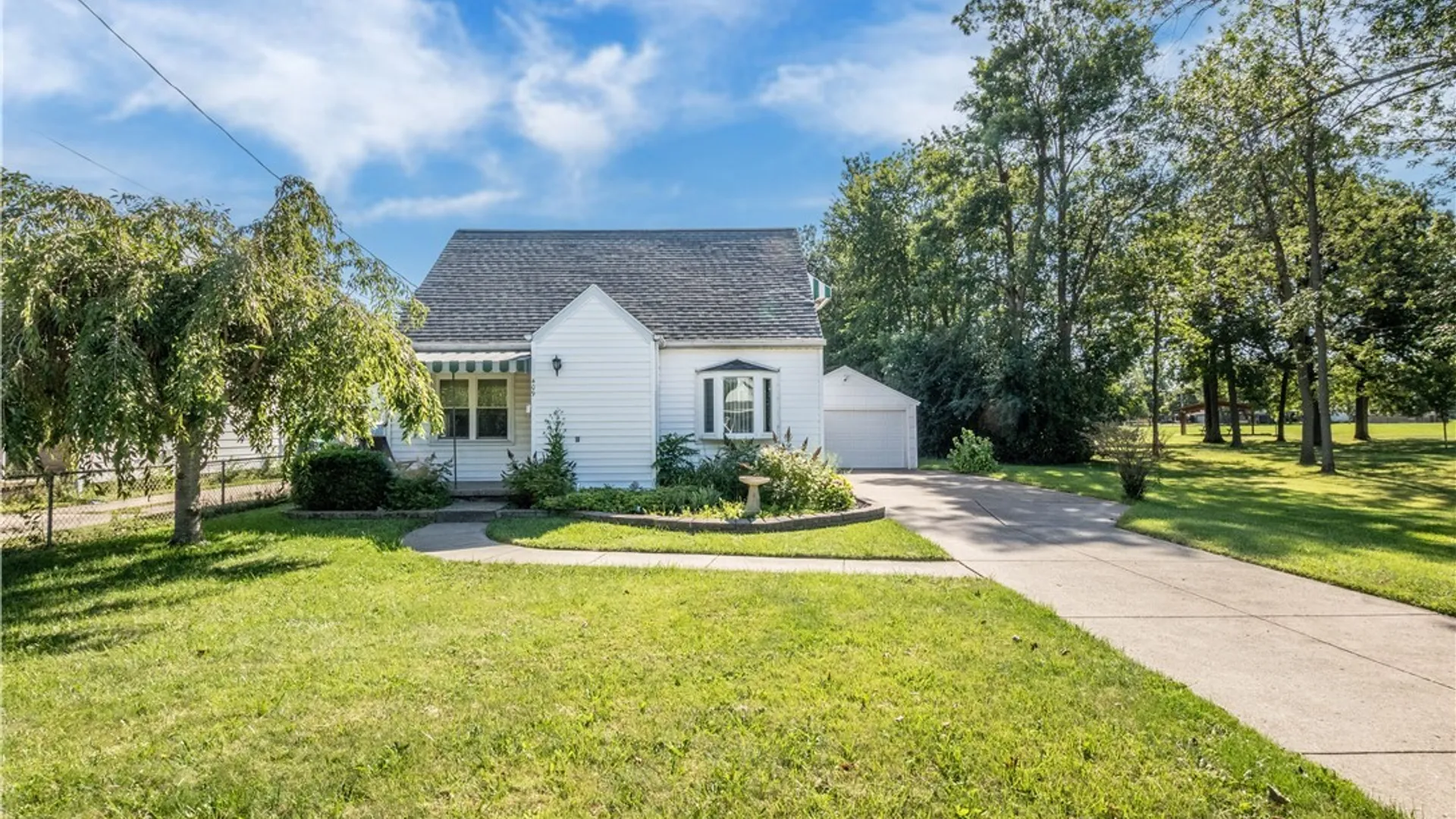 Property at 409 Ivyhurst Rd N, Amherst, NY 14226 3