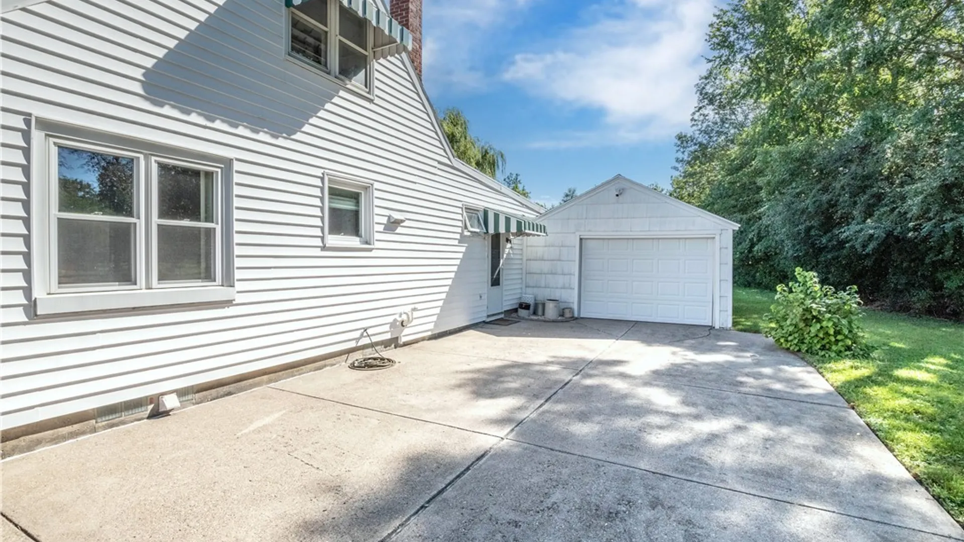 Property at 409 Ivyhurst Rd N, Amherst, NY 14226 5