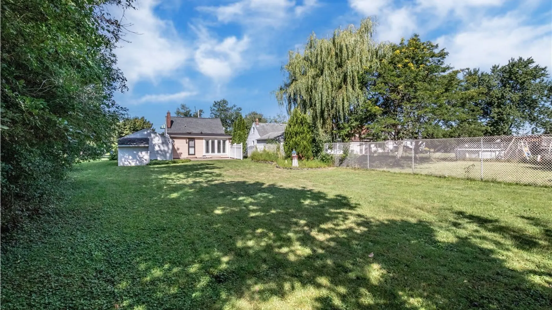 Property at 409 Ivyhurst Rd N, Amherst, NY 14226 12