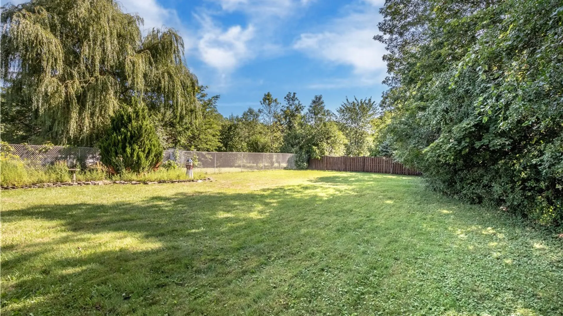 Property at 409 Ivyhurst Rd N, Amherst, NY 14226 14