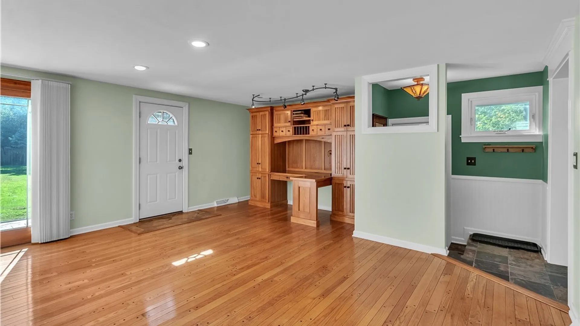 Property at 409 Ivyhurst Rd N, Amherst, NY 14226 26