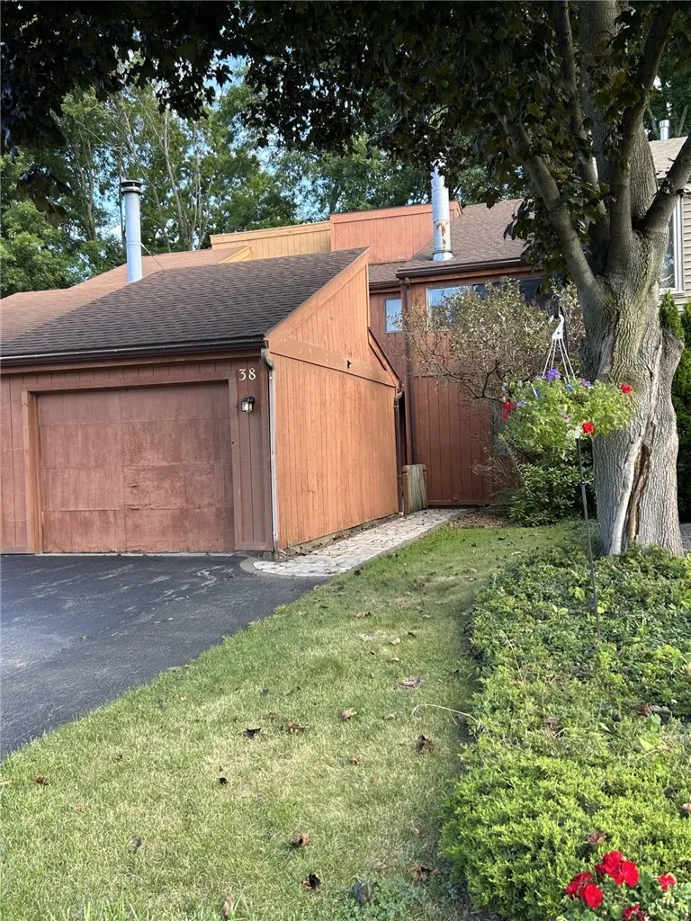 Property at 38 Tilegate Glen, Perinton, NY 14450