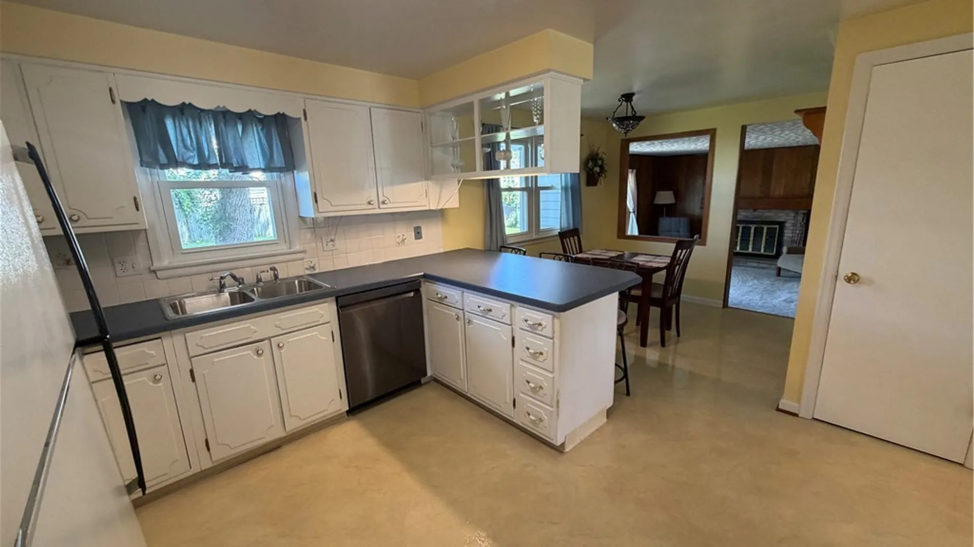 Property at 64 Robin Hill Dr Drive, Amherst, NY 14221 12