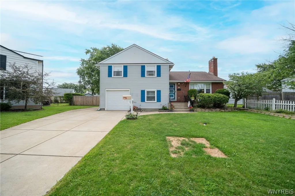 Property at 16 Brookville Court, Tonawanda, NY 14150