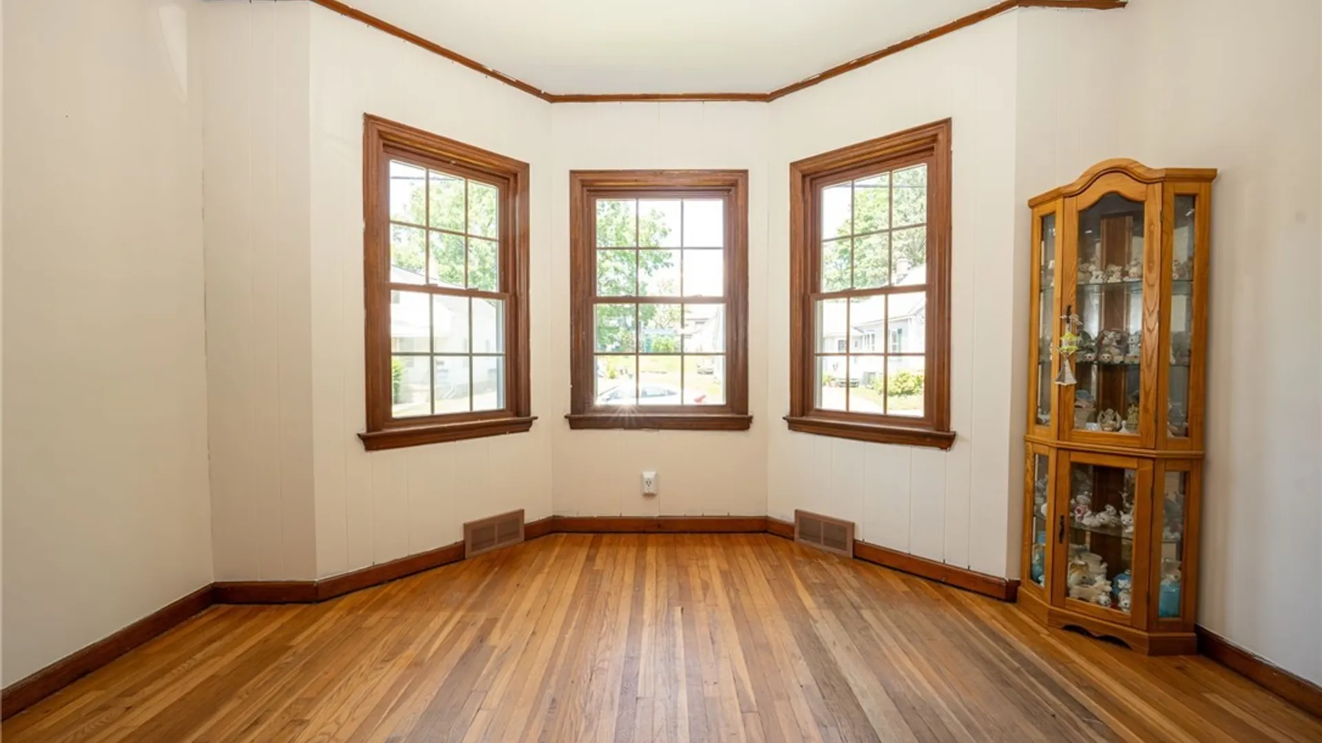 Property at 4 Kent Avenue, Hamburg, NY 14219 9