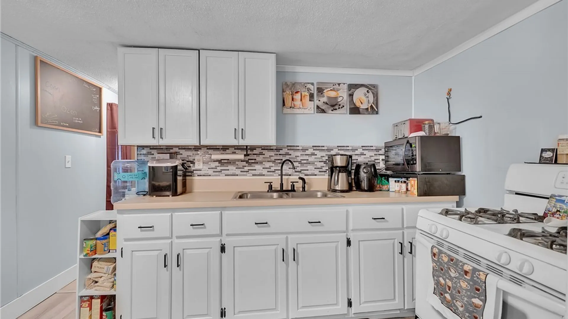 Property at 18 Annamarie, Cheektowaga, NY 14225 4