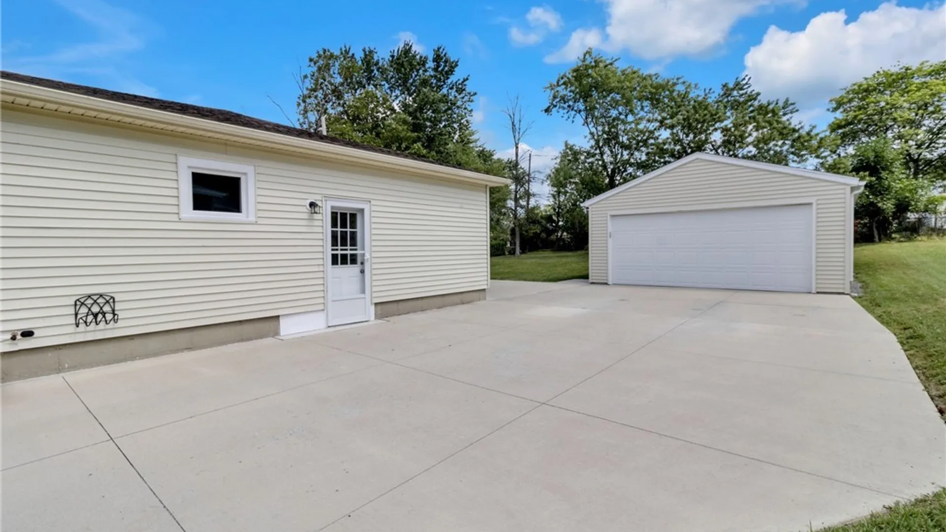 Property at 34 Kingswood Drive, Orchard Park, NY 14127 32