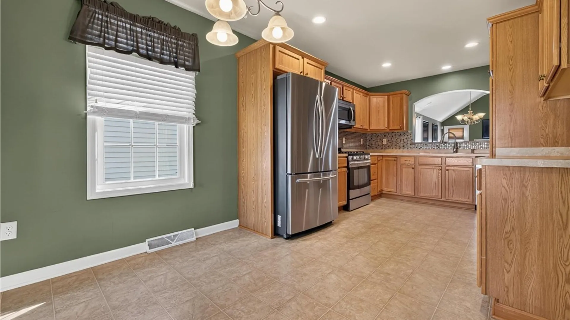 Property at 14 Allie Lane, Hamburg, NY 14075 11