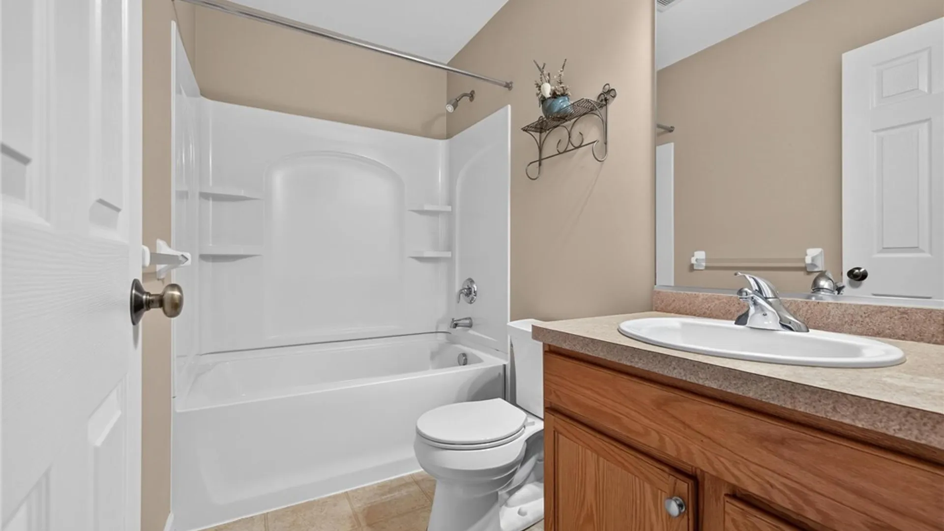 Property at 14 Allie Lane, Hamburg, NY 14075 22
