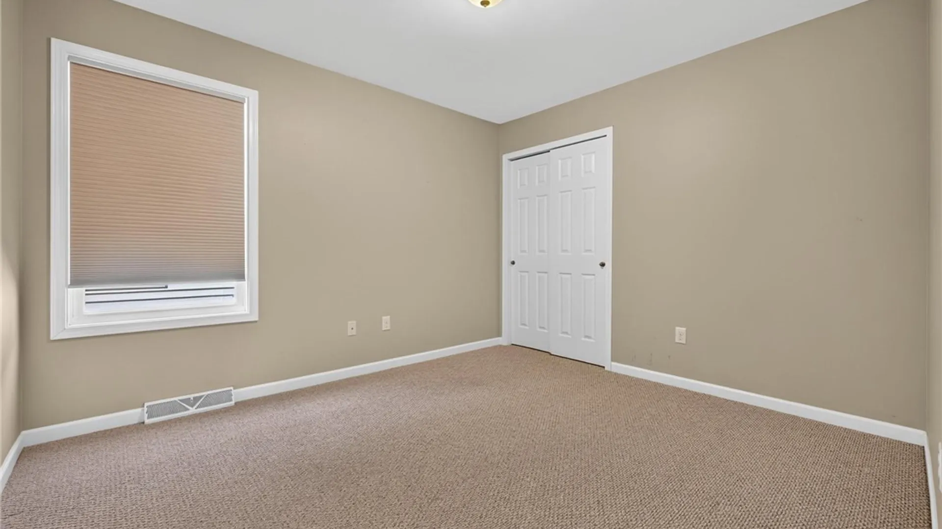 Property at 14 Allie Lane, Hamburg, NY 14075 23