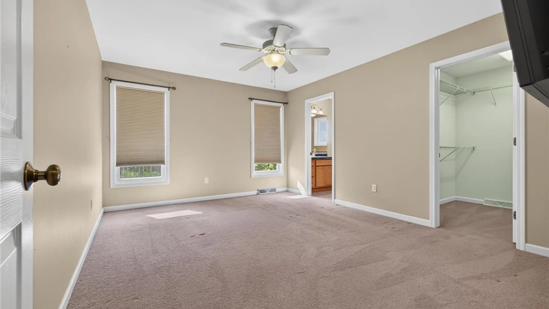 Property at 14 Allie Lane, Hamburg, NY 14075 24