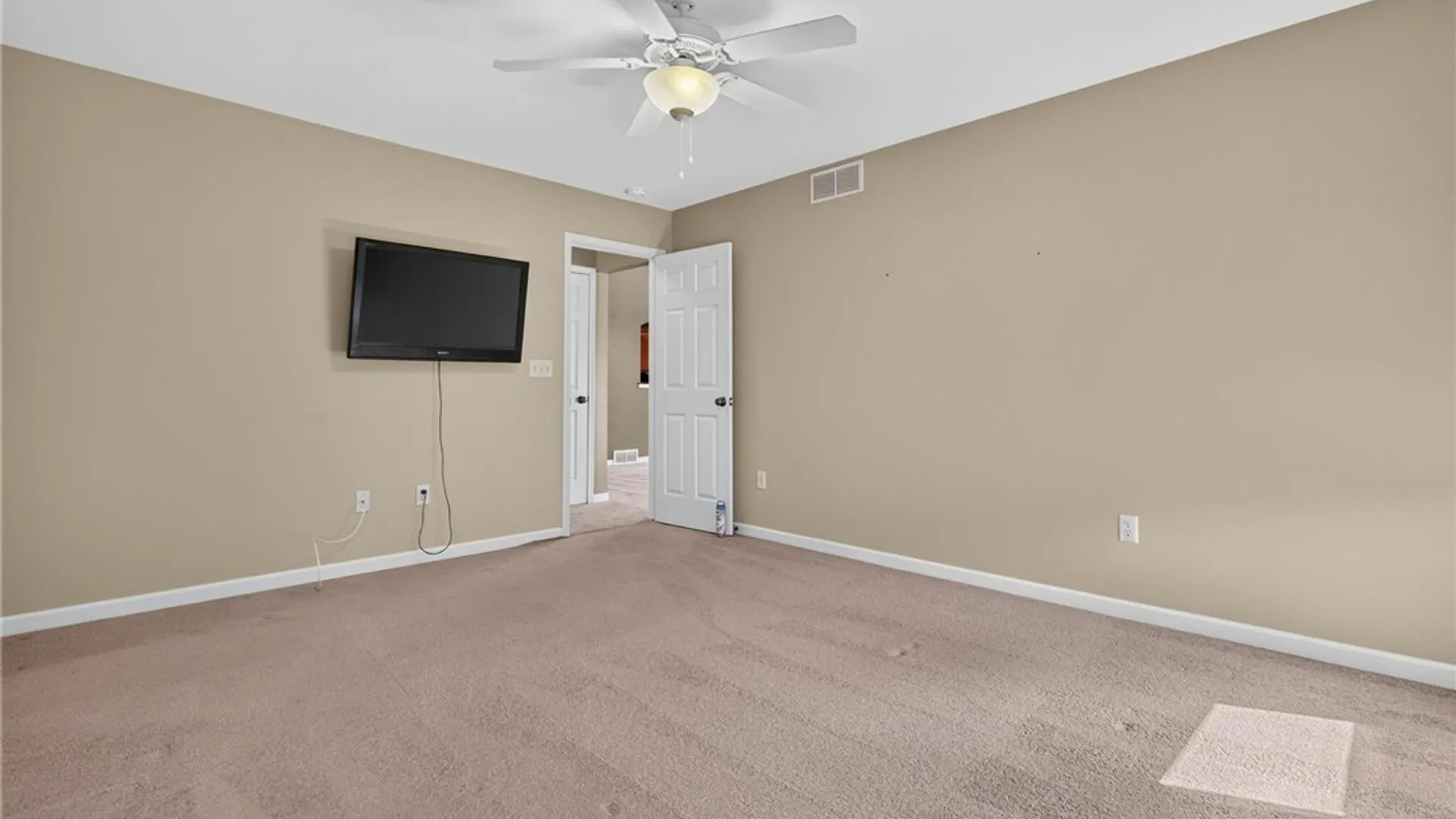 Property at 14 Allie Lane, Hamburg, NY 14075 29