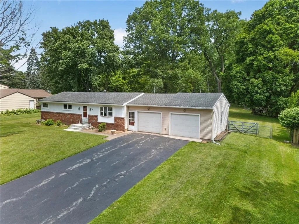 Property at 17 Briarwood Lane, Perinton, NY 14450