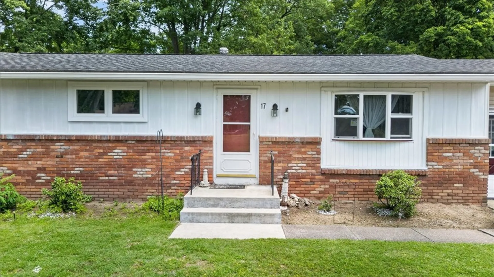 Property at 17 Briarwood Lane, Perinton, NY 14450 4
