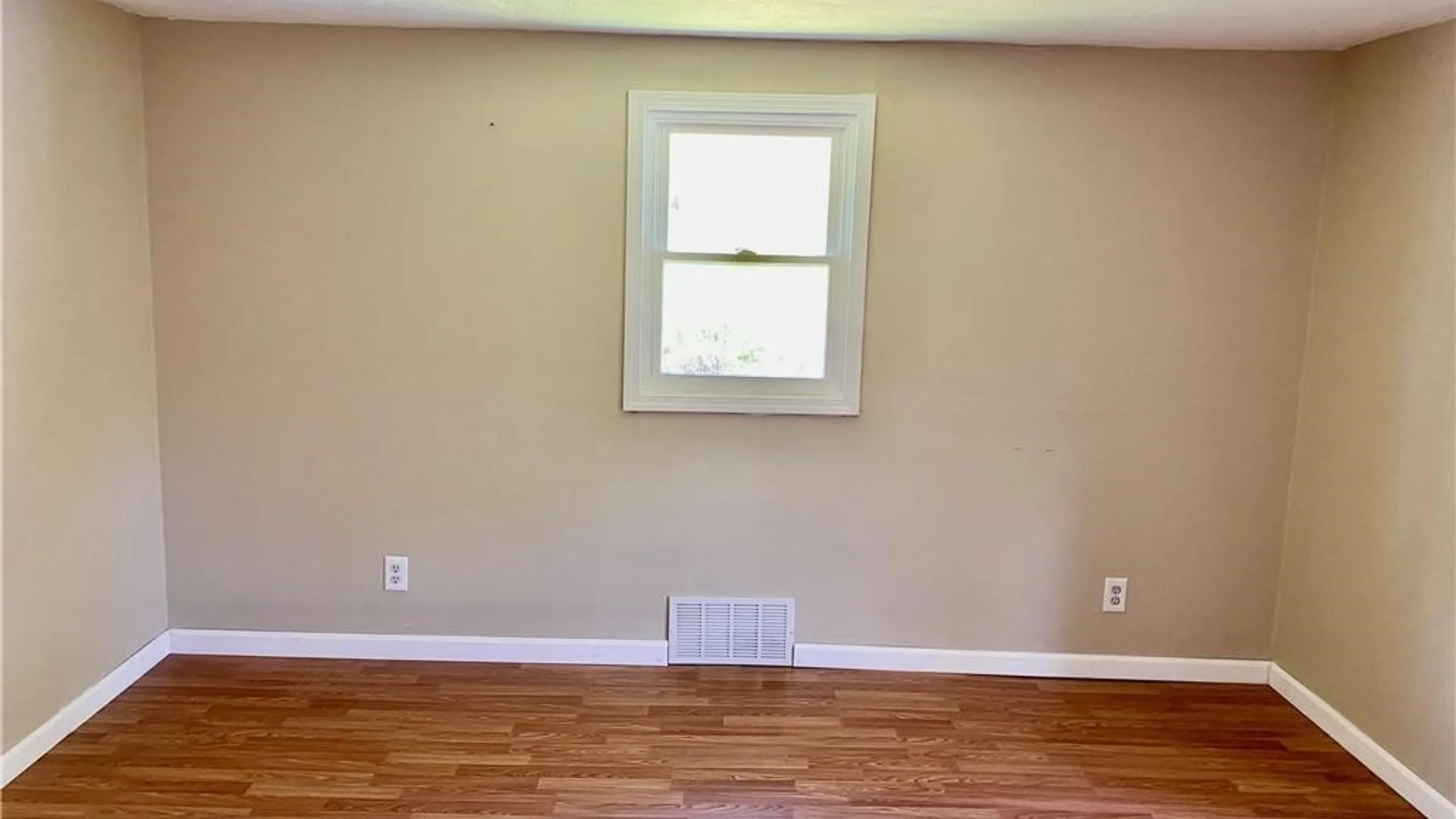 Property at 220 Roxann Avenue, Cicero, NY 13212 4