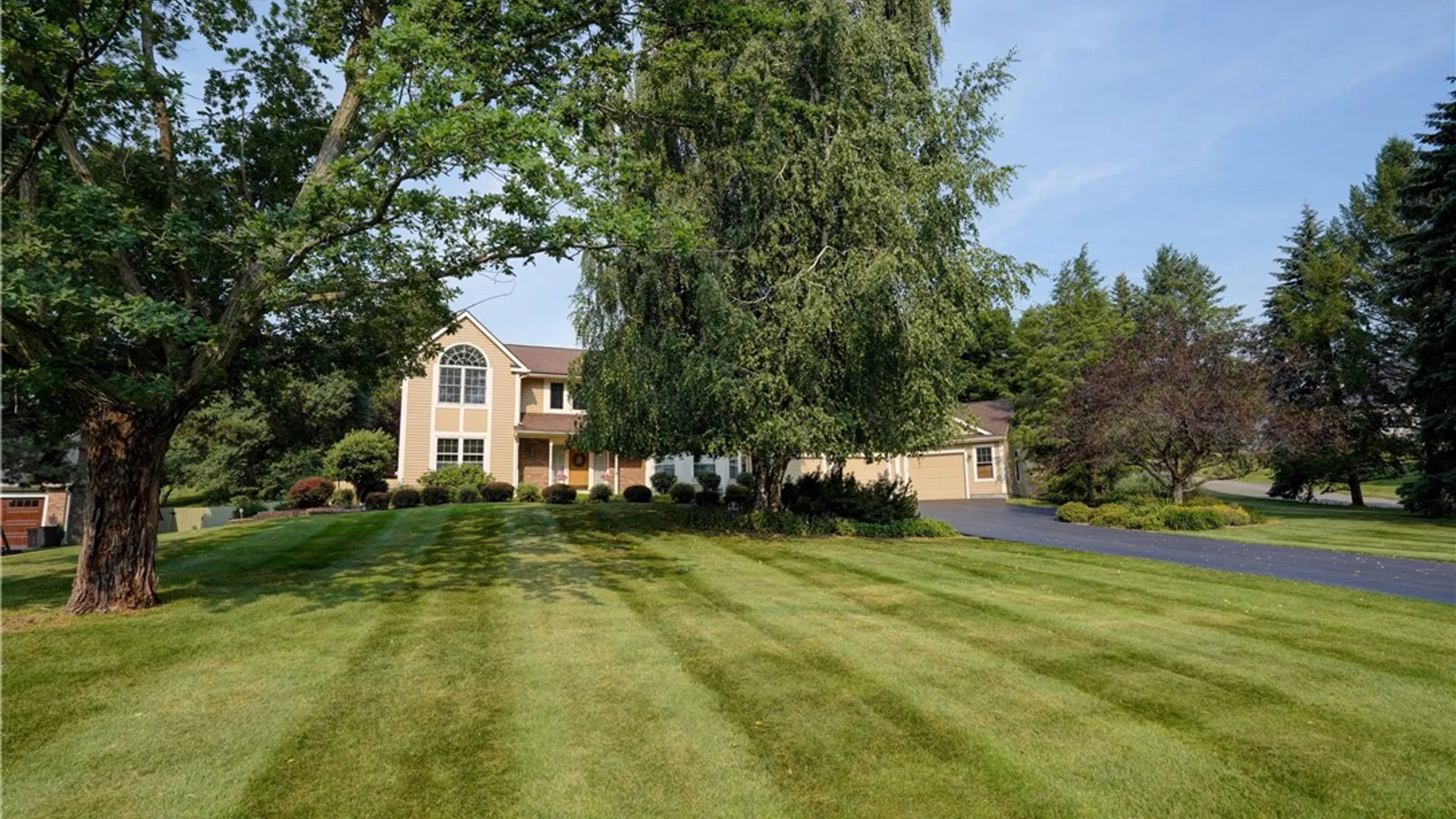 Property at 9 Foxboro Lane, Perinton, NY 14450 3