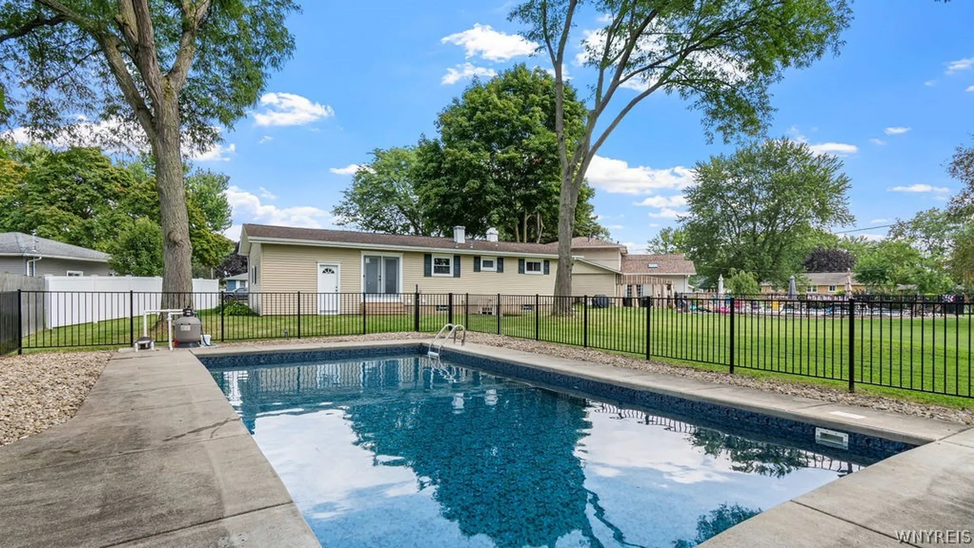 Property at 16 Niagara Circle, North Tonawanda, NY 14120 28