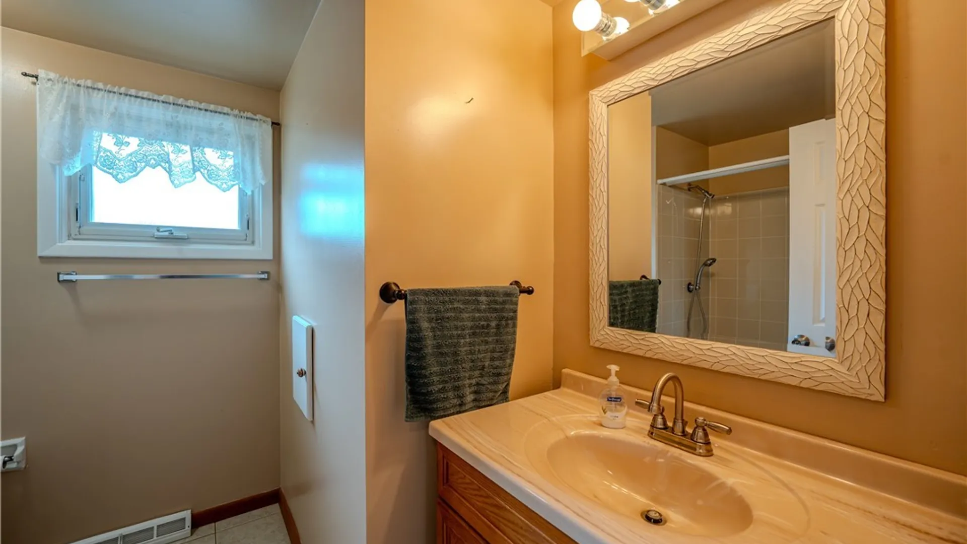 Property at 127 Madaline Lane, Cheektowaga, NY 14043 23