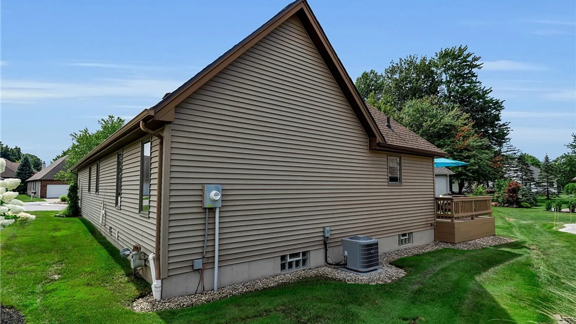 Property at 15 Heathrow Court, Clarence, NY 14221 3