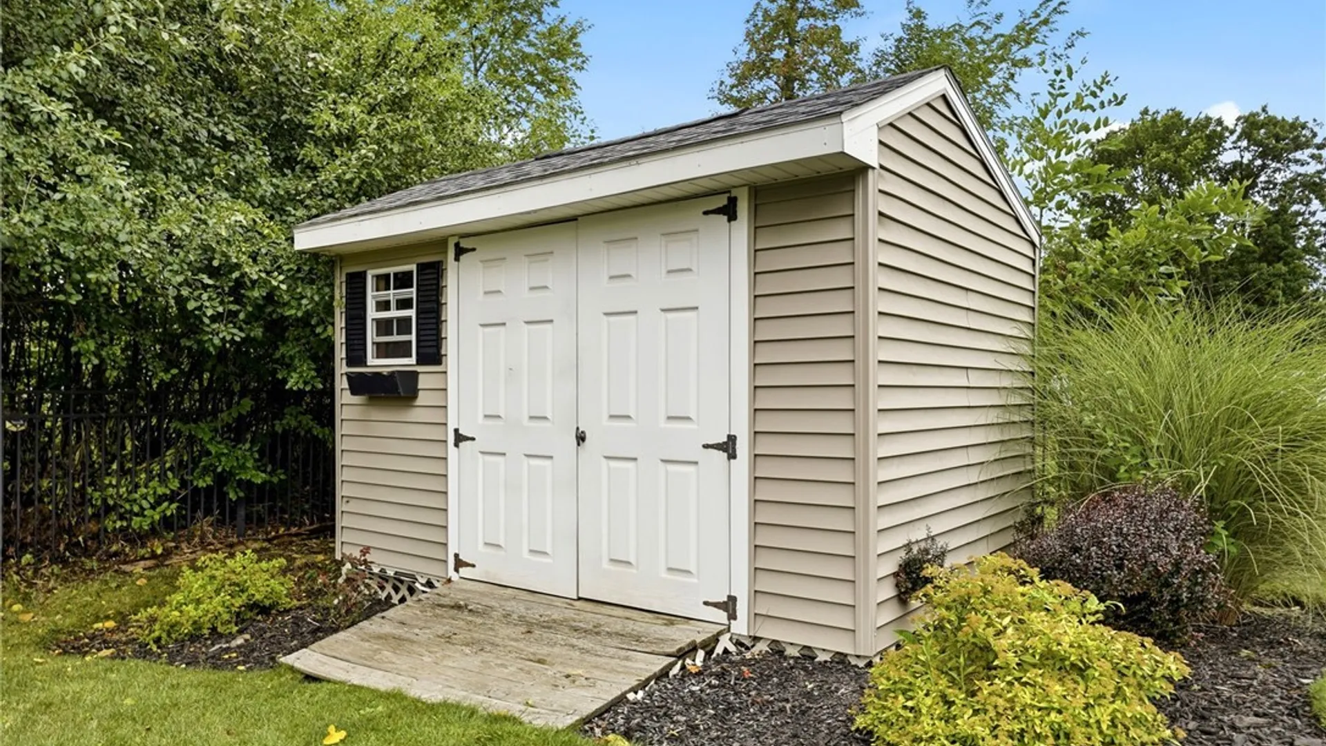 Property at 6104 Woodford Drive, Hamburg, NY 14085 9
