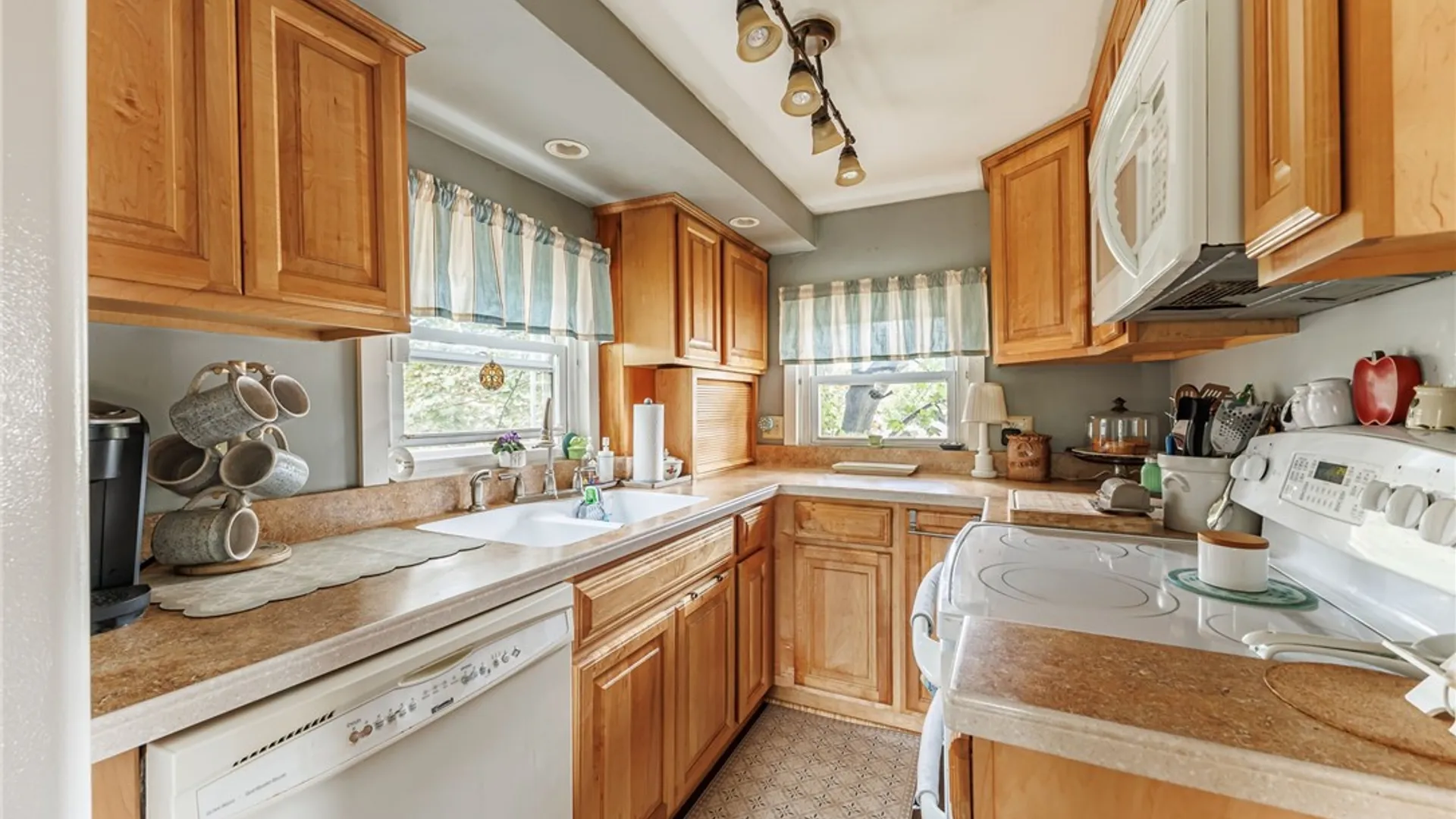 Property at 11 Woodneath Crescent, East Rochester, NY 14445 16