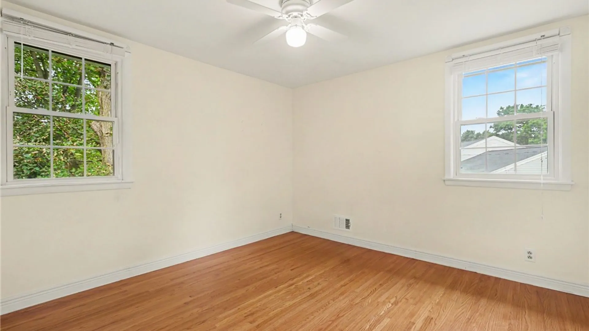 Property at 115 Dunrovin Ln, Brighton, NY 14618 23