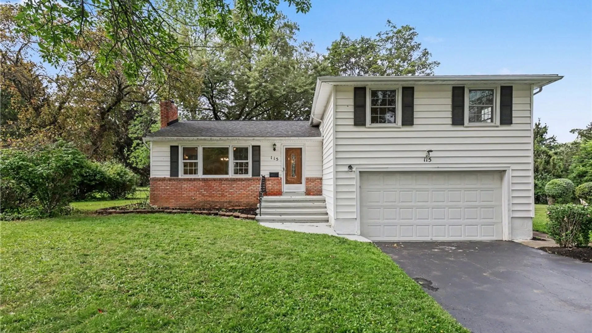 Property at 115 Dunrovin Ln, Brighton, NY 14618 4