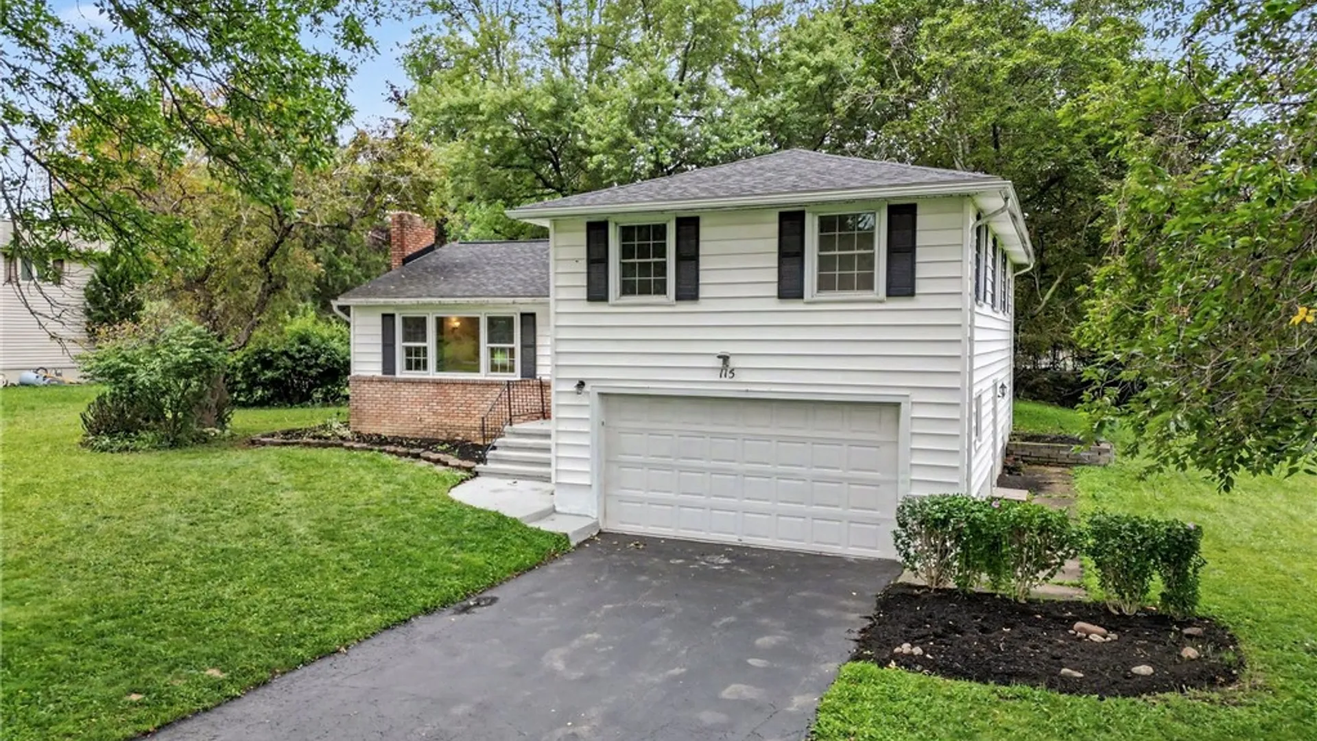 Property at 115 Dunrovin Ln, Brighton, NY 14618 5