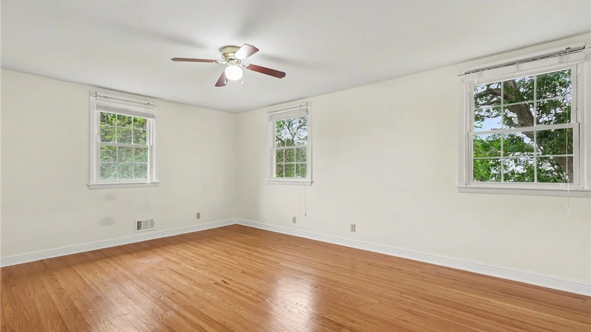 Property at 115 Dunrovin Ln, Brighton, NY 14618 18