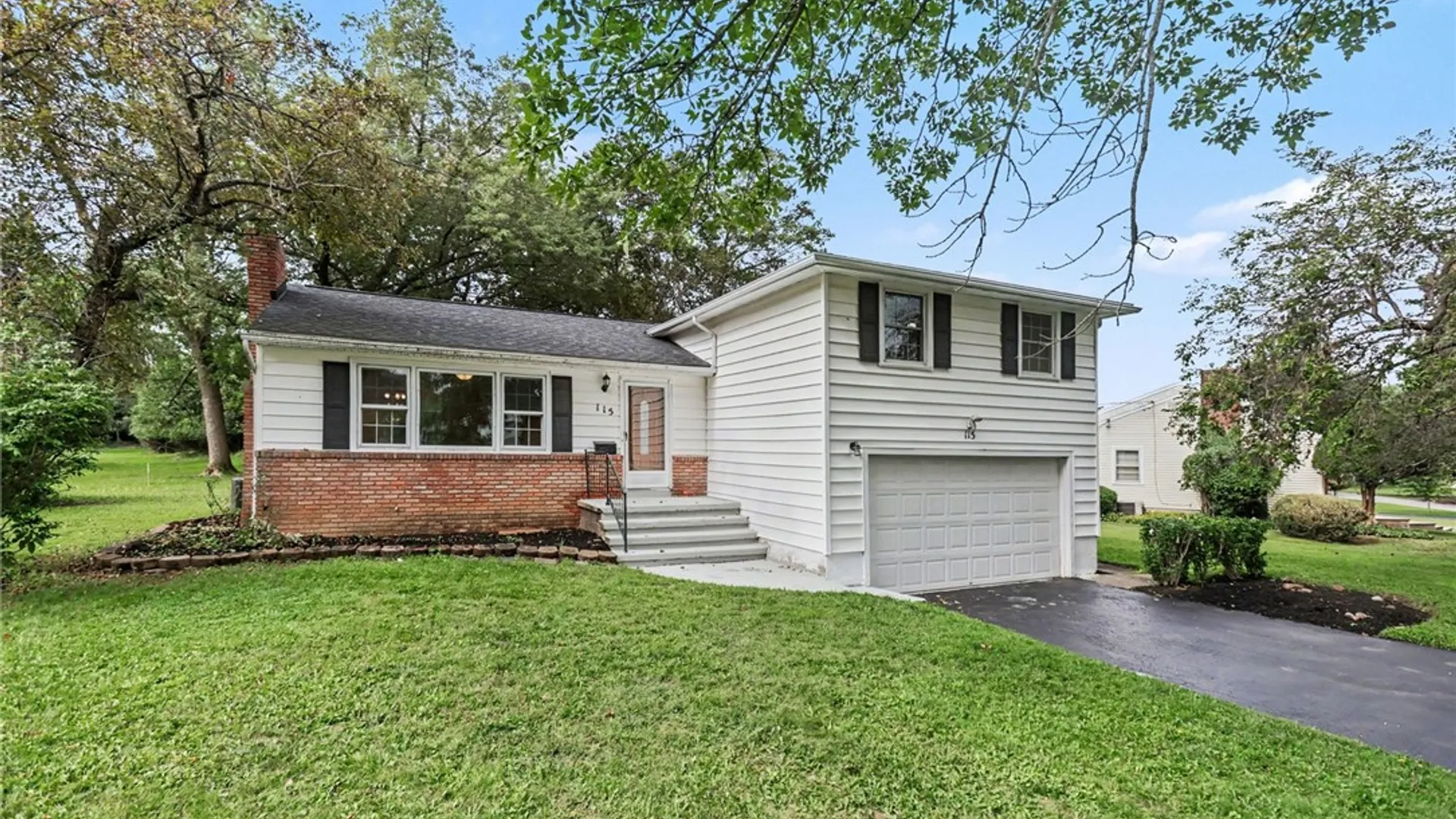 Property at 115 Dunrovin Ln, Brighton, NY 14618 3