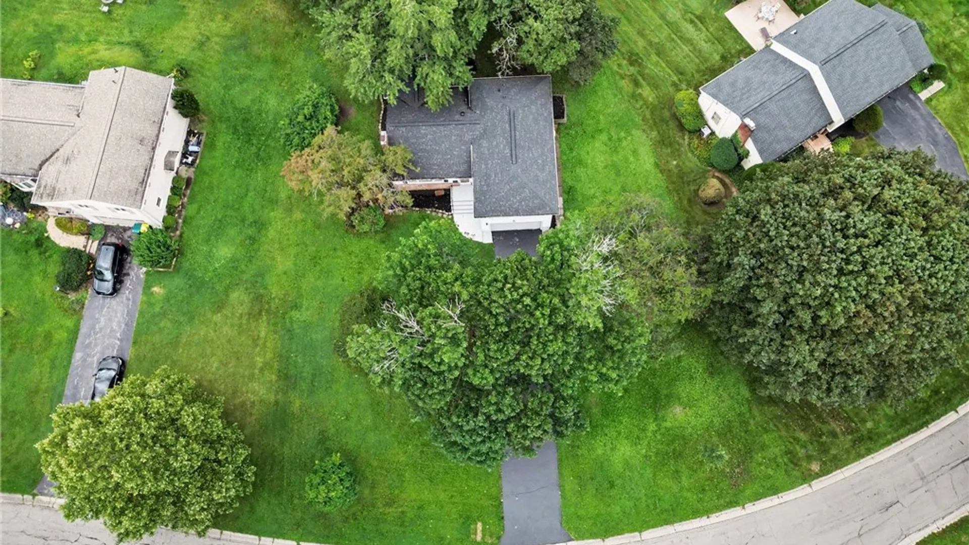 Property at 115 Dunrovin Ln, Brighton, NY 14618 34