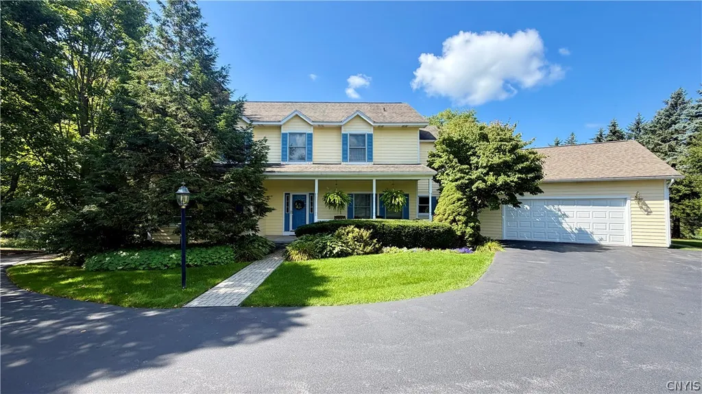 Property at 1021 Autumntree Ct, Skaneateles, NY 13152