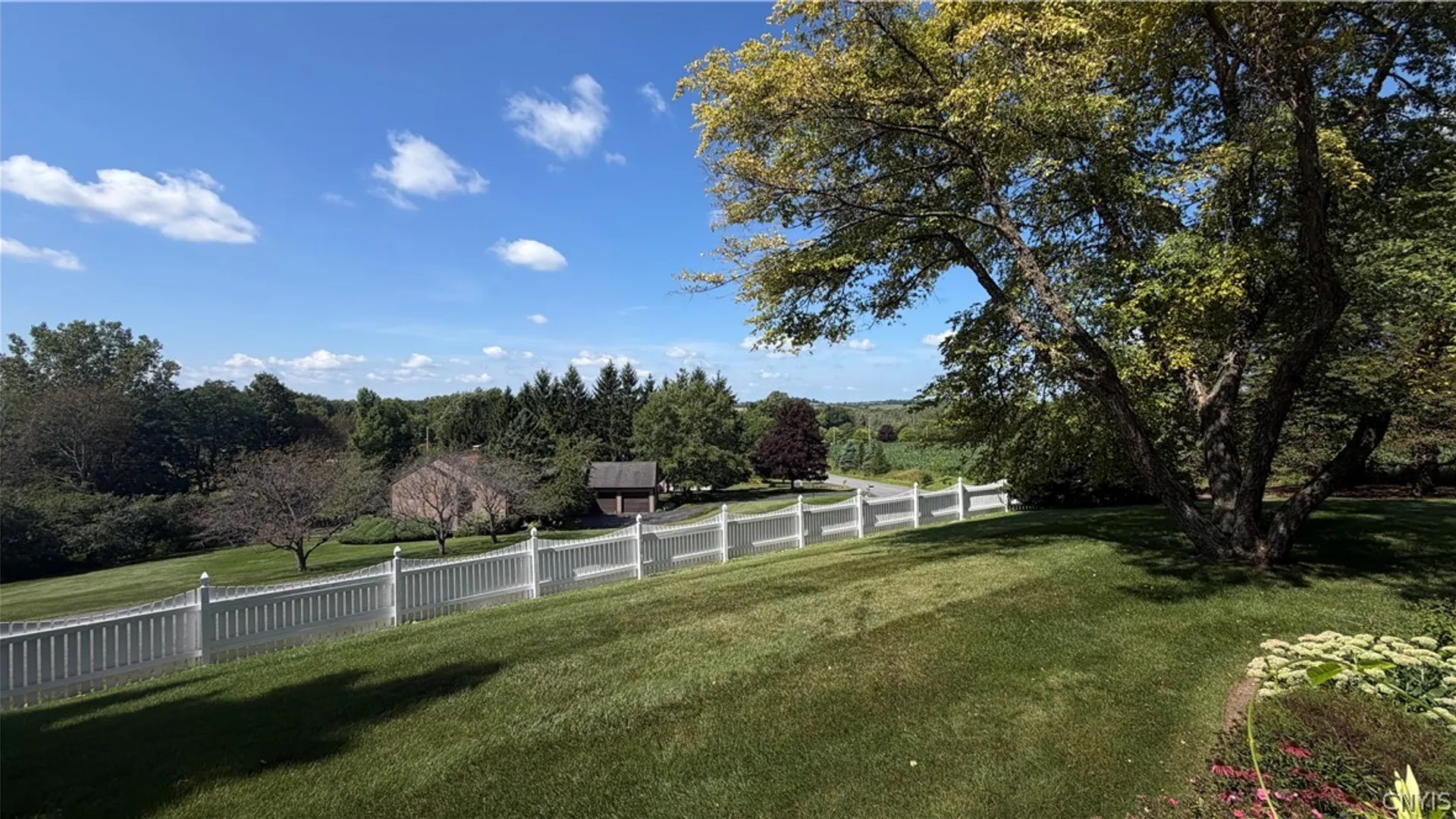 Property at 1021 Autumntree Ct, Skaneateles, NY 13152 6