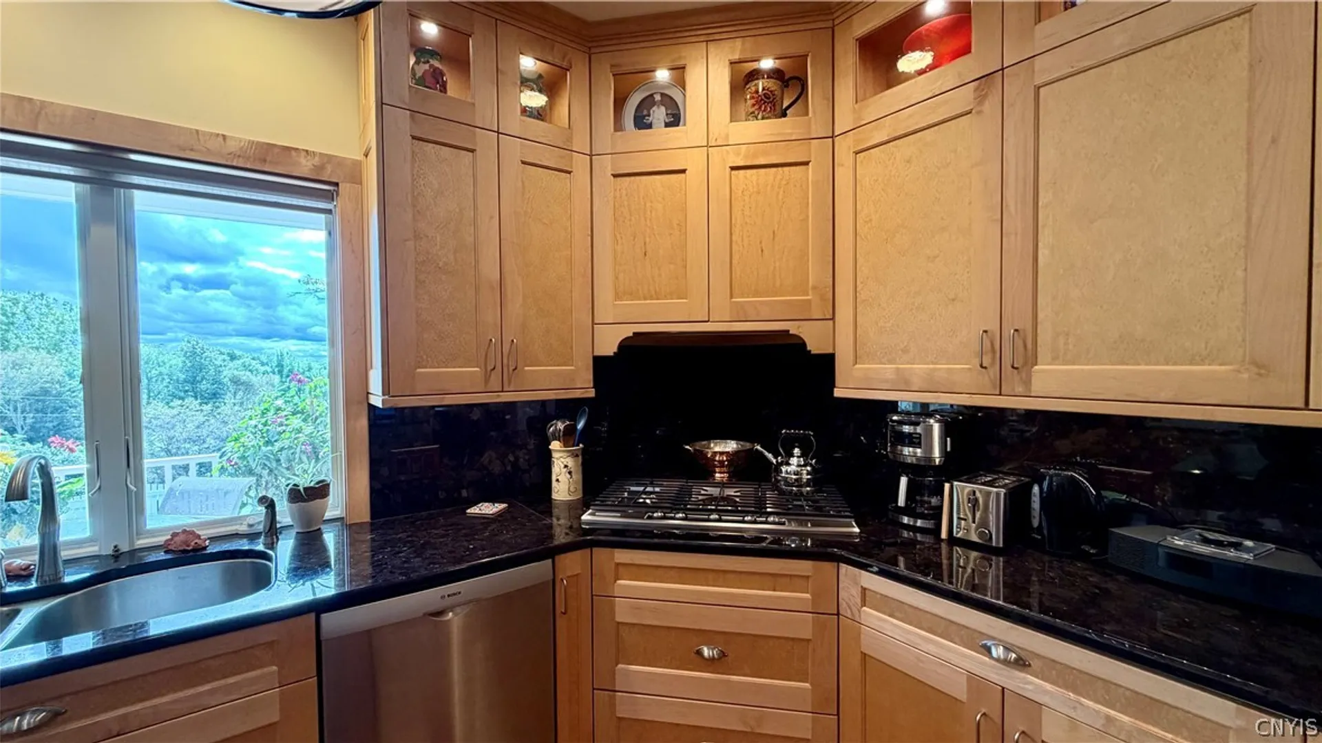 Property at 1021 Autumntree Ct, Skaneateles, NY 13152 15