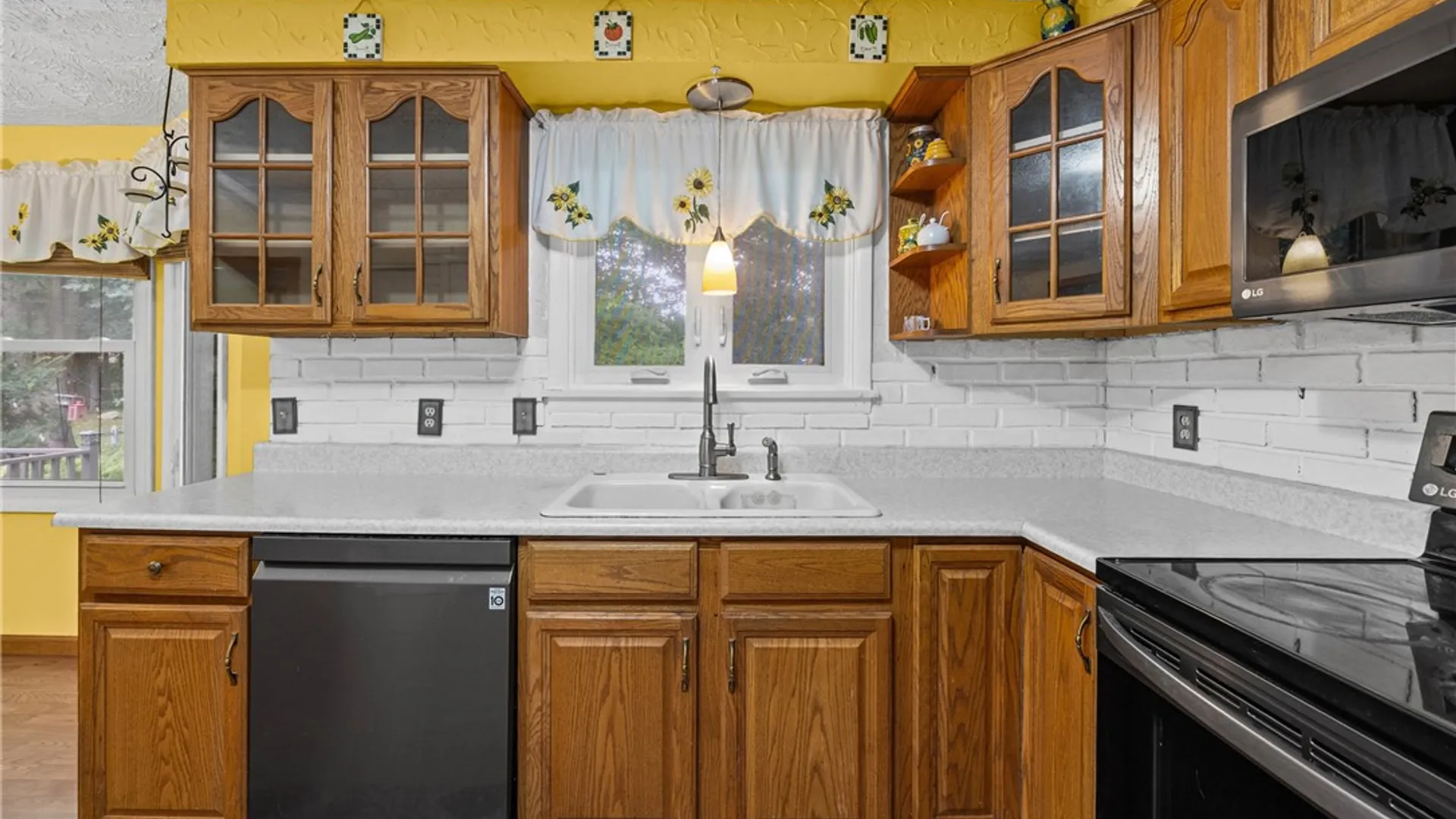 Property at 529 Vintage Lane, Greece, NY 14615 9