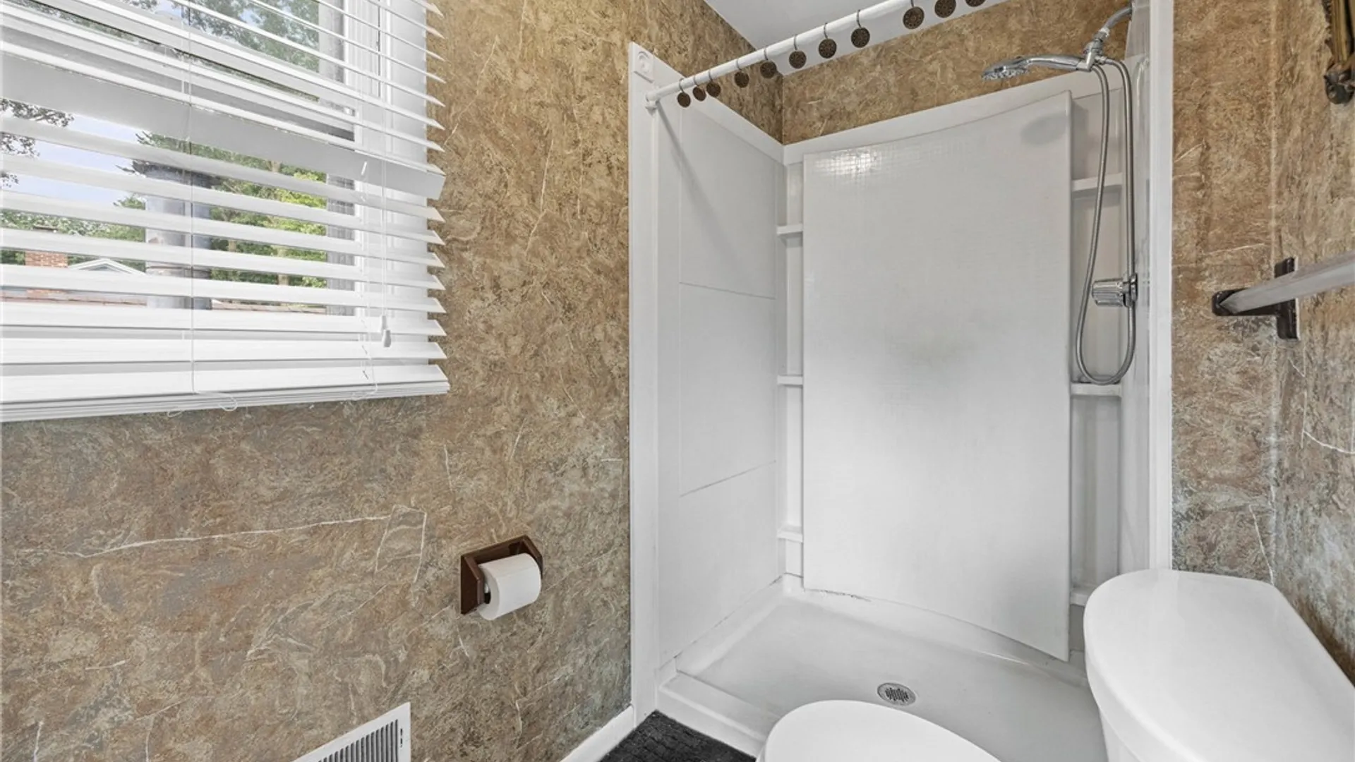 Property at 529 Vintage Lane, Greece, NY 14615 18
